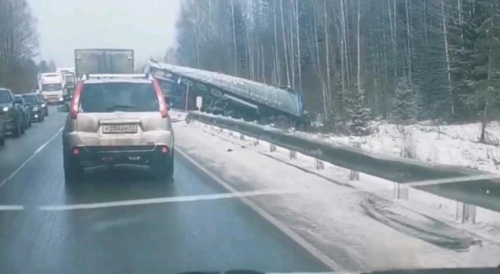 В Кировской области два грузовика оказались в кювете