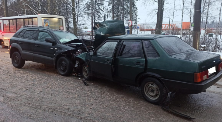 В Кирове пять машин одновременно попали в ДТП: есть пострадавшие