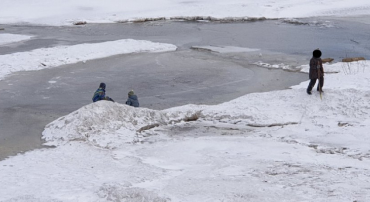 В Кировской области полицейский спас из-подо льда ребенка