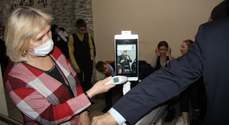 «Ростелеком» установил в Кировском лицее информтехнологий терминал распознавания лиц