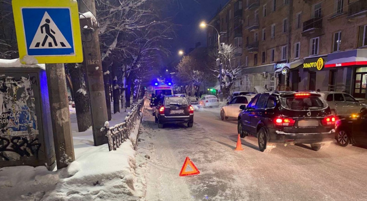 Утром в центре Кирова водитель на иномарке сбил девочку-подростка
