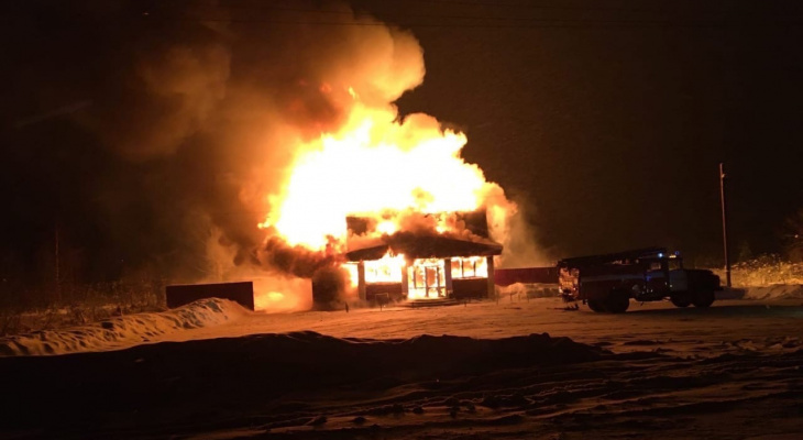 В Кировской области сгорело здание известной шашлычной