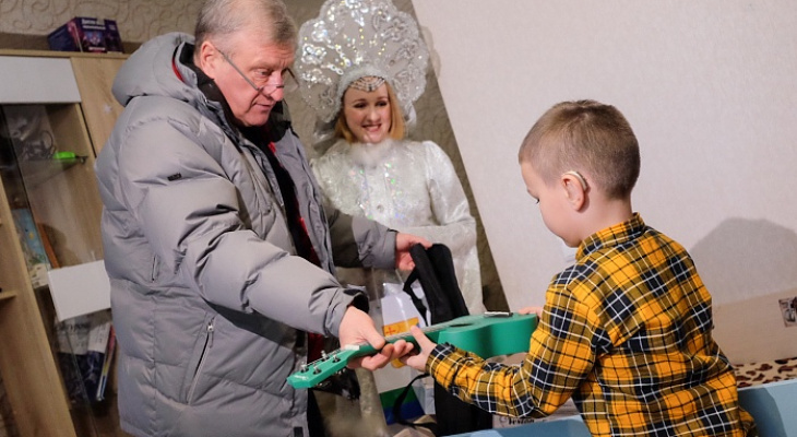 Губернатор Кировской области исполнил три заветных желания участников акции «Елка желаний»