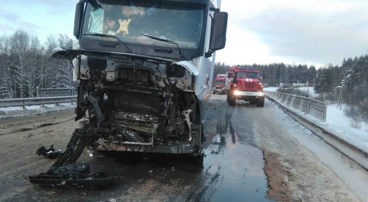 В Кировской области на трассе столкнулись две грузовые машины