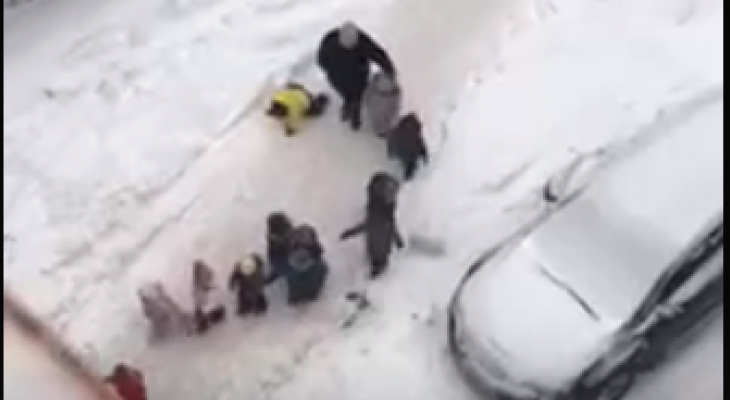 Очевидцы: в Кирове воспитатель детского сада ударила малыша и бросила на снегу