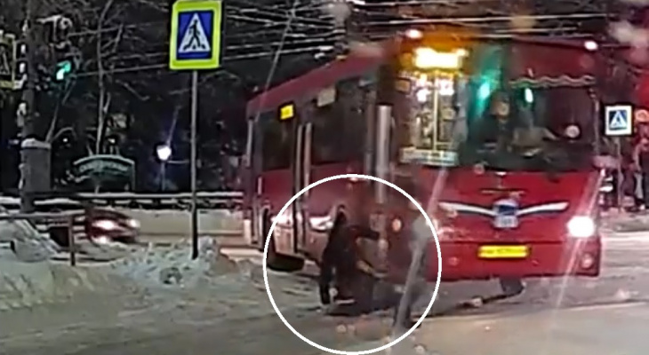 В Кирове водитель автобуса чуть не переехал пешехода
