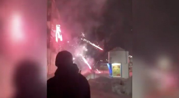 Появилось видео, как  взрыв фейерверка повредил балкон жилого дома в Кирове