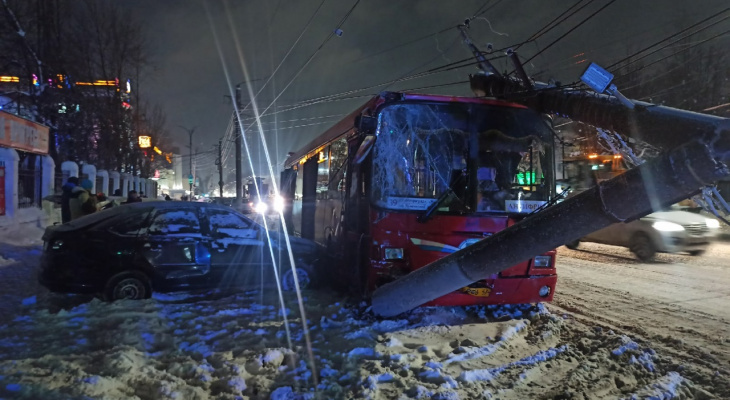 "Водитель решил поднять планшет": в кировском АТП рассказали о причине массовой аварии с автобусом