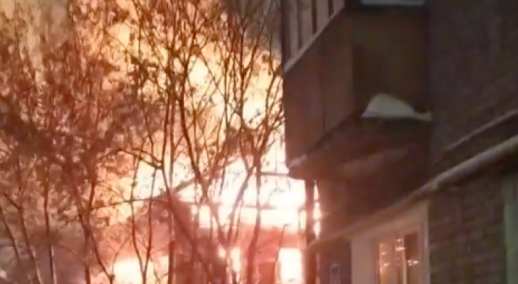 В Кирове рядом с площадью Лепсе произошел пожар в доме