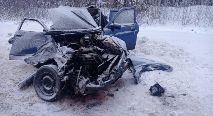 Машина всмятку: в Кировской области водитель ВАЗа погиб после столкновения с КамАЗом