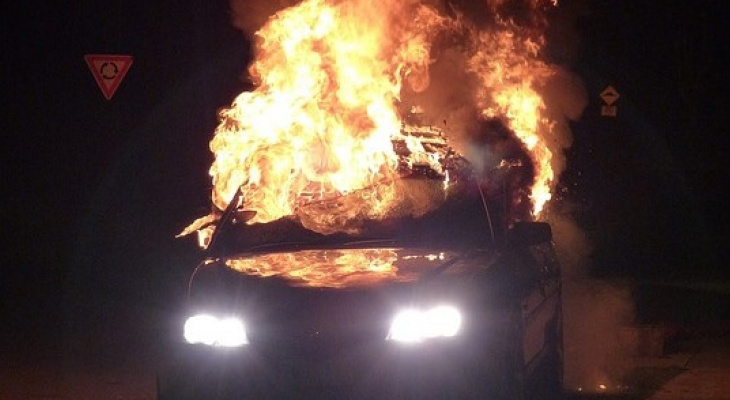 Жителю Кировской области подожгли машину после конфликта в магазине
