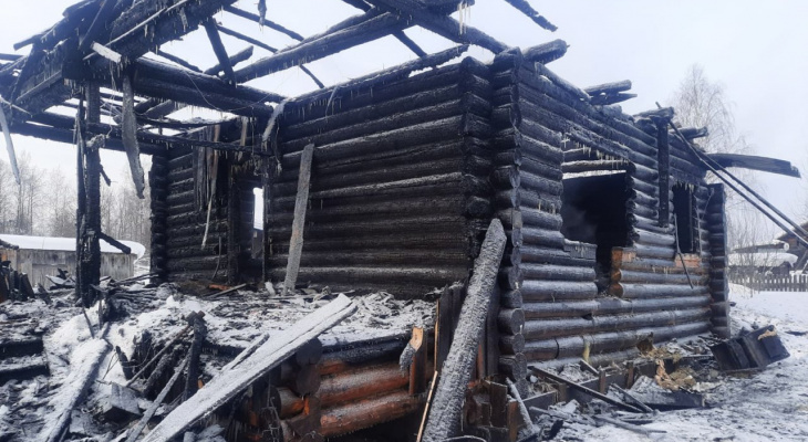 В Кировской области в пожаре на глазах жены погиб мужчина