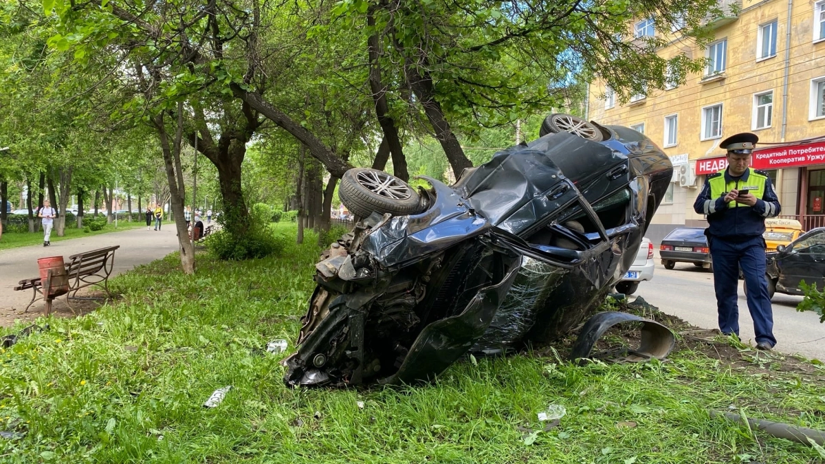 В Кирове подросток на "Приоре" врезался в "Лексус": "Лада" перевернулась на крышу
