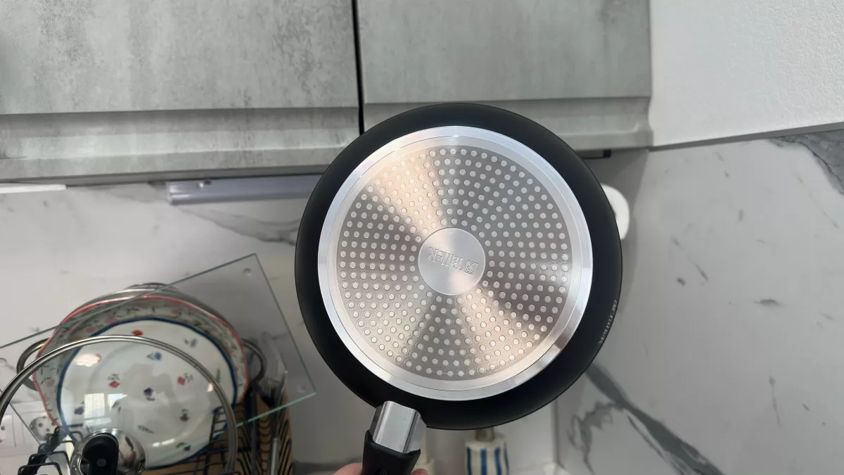 На моей кухне вся посуда блестит как новая: как мыть жирные сковородки без химии – ресторанный трюк