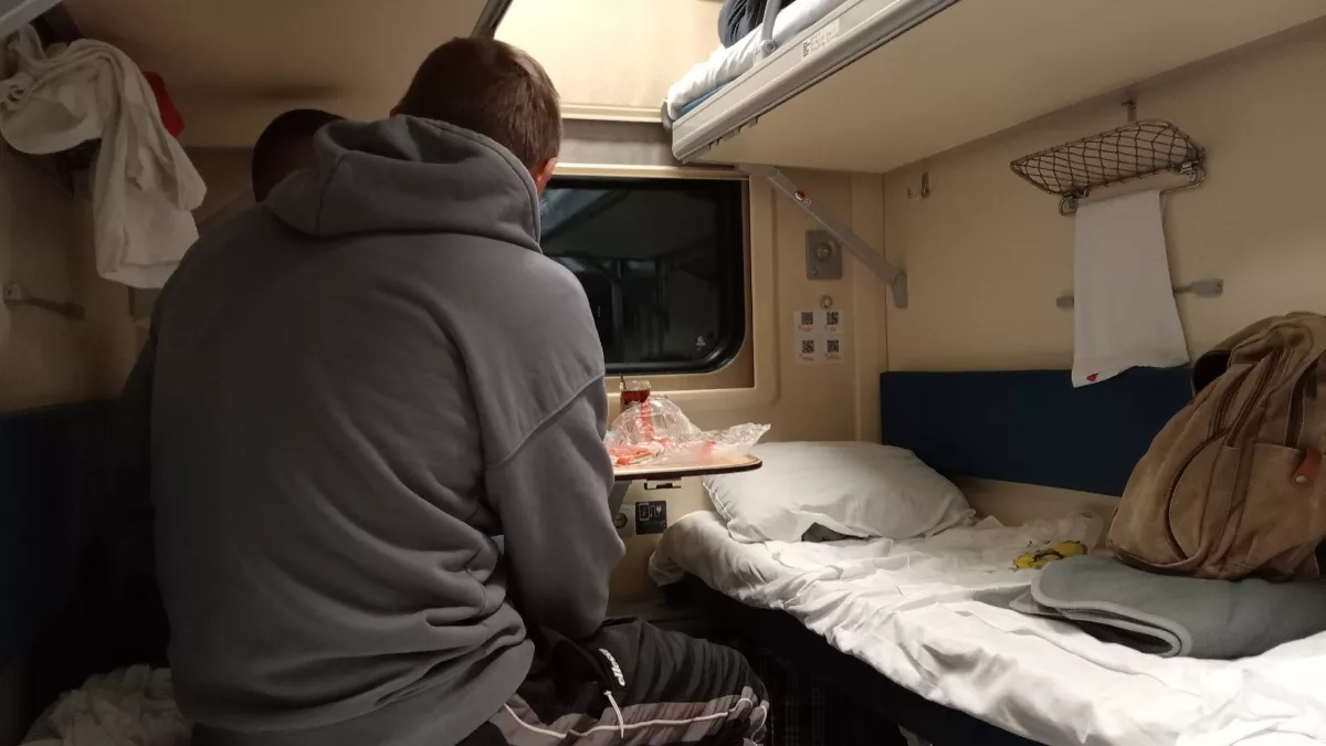 Соседи по плацкарту не пустили поесть за столиком: как заставить их передумать - советы от бывалого путешественника