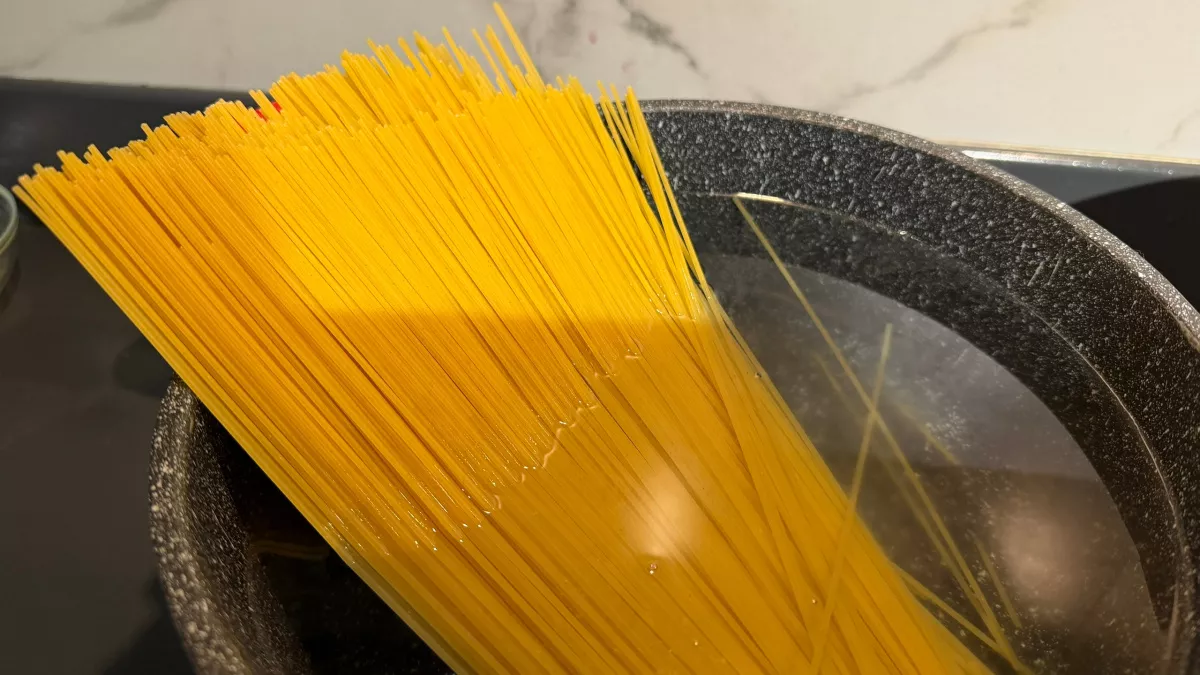 Почему не нужно выливать воду из-под макарон - советы от шеф-поваров