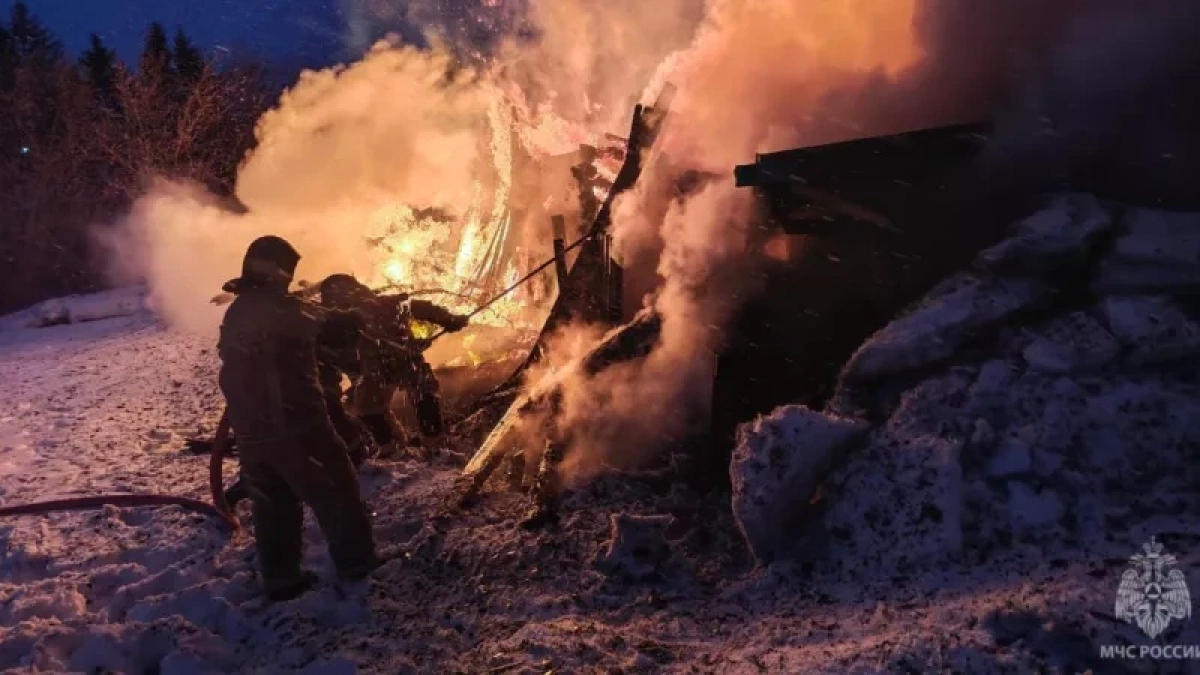 В Кирове девять человек тушили пожар в гаражном боксе