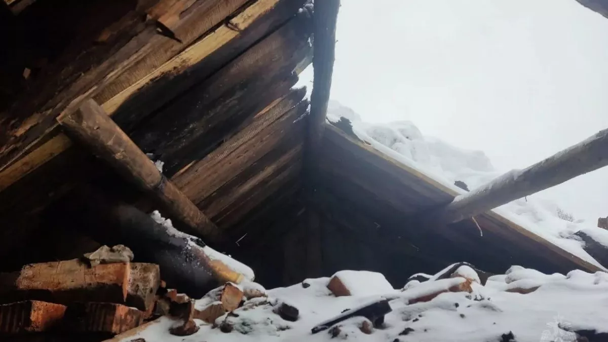 В Унинском районе снег с крыши раздавил трубу и устроил пожар в бане