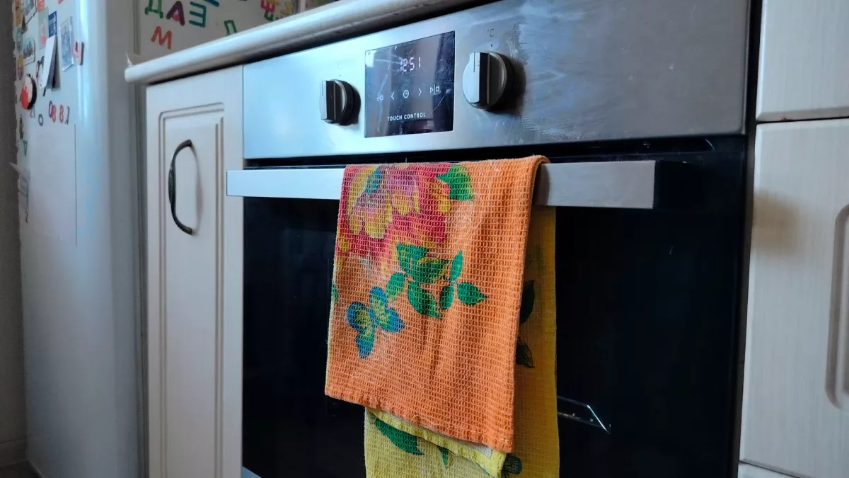 На ночь окунаю кухонные полотенца и прихватки в это - утром достаю ослепительно чистыми: даже вековой нагар и жир ушли