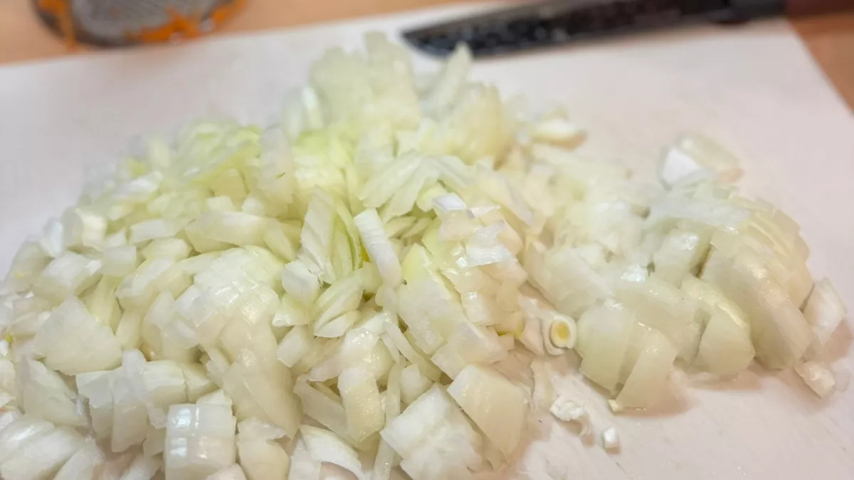 Что обжаривается первым - лук или морковь? Запомните правильную последовательность для приготовления вкусной зажарки