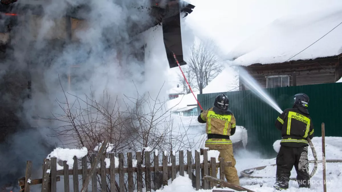 В Кирове жилой дом сгорел из-за холодильника, на месте ЧП работали 20 спасателей