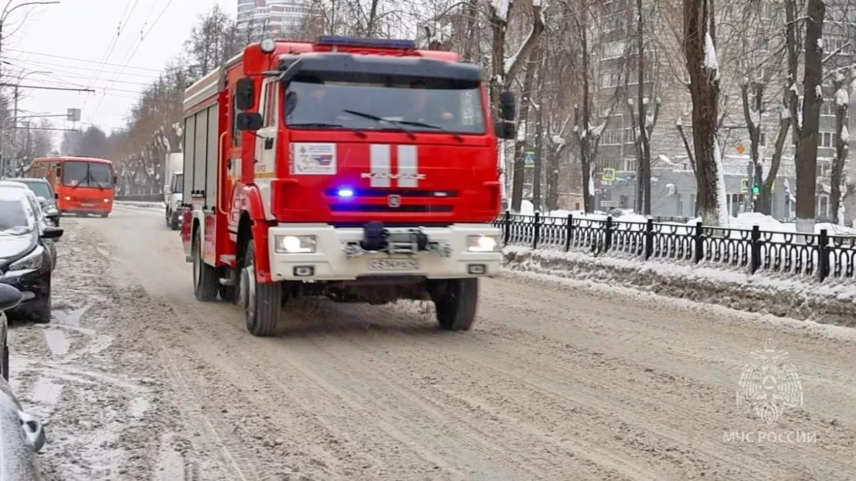 Под Кировом огонь на 100 квадратных метрах тушили сразу 23 человека