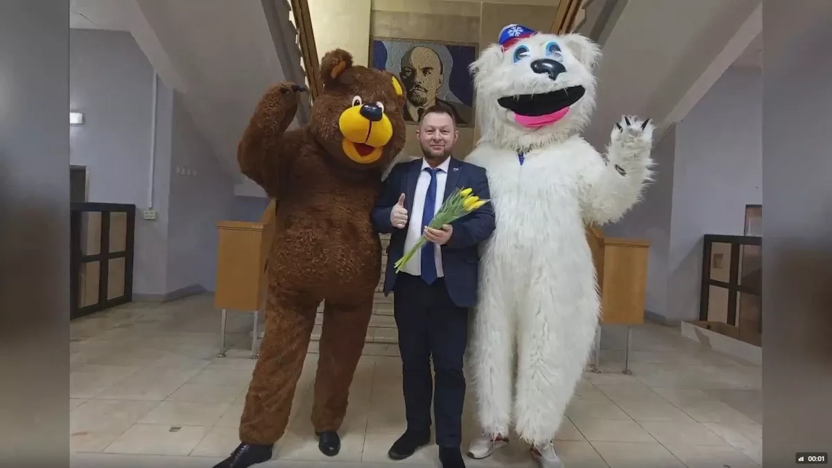 Вячеслав Симаков песней поздравил кировчанок с Международным женским днем