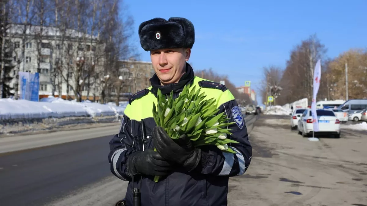 В Кирове "праздничный патруль" на дорогах поздравляет женщин-водителей с 8 Марта
