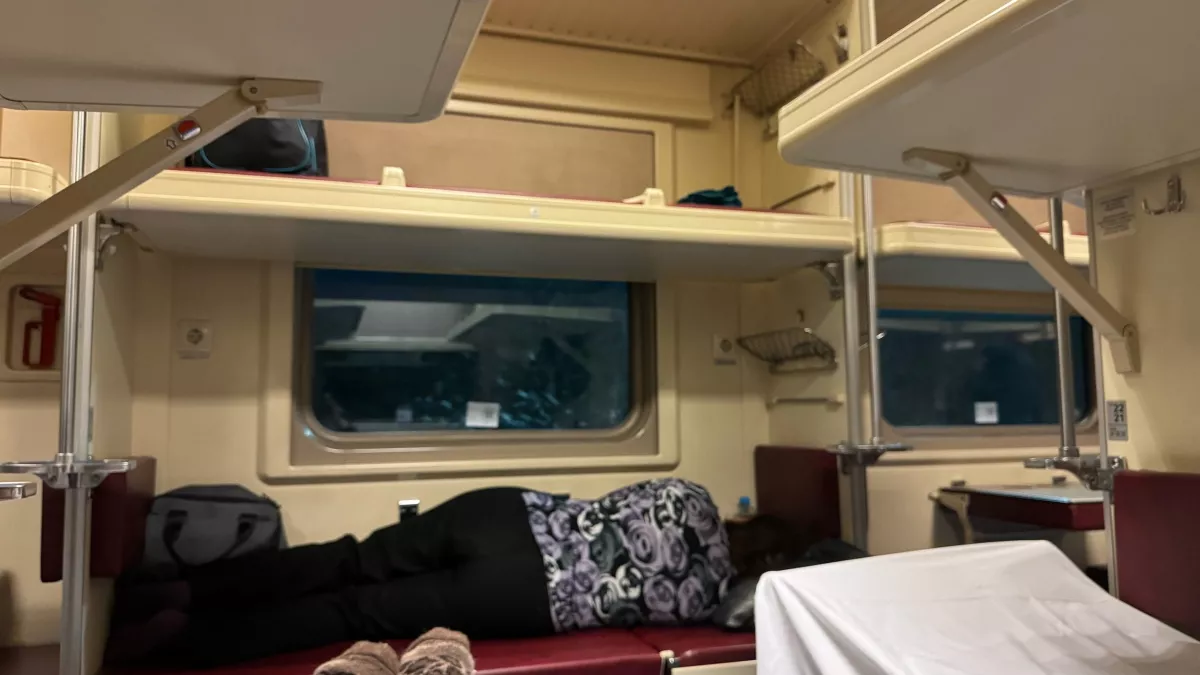 Что делать, если сосед просит уступить нижнюю полку в поезде: советы пассажирам