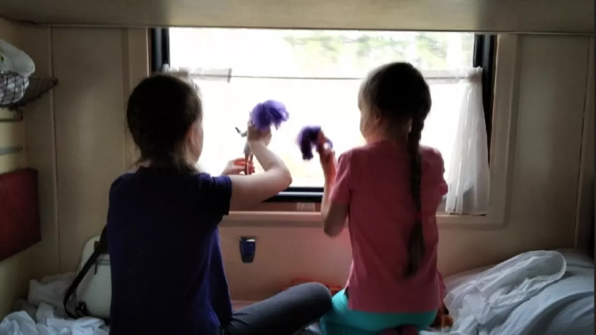Как реагировать, если мама с детьми просит уступить вашу нижнюю полку в поезде - важные правила
