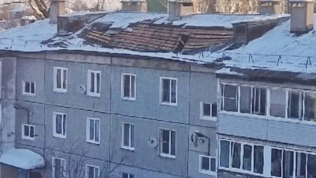 В Слободском из-за снега обрушилась крыша трехэтажного жилого дома