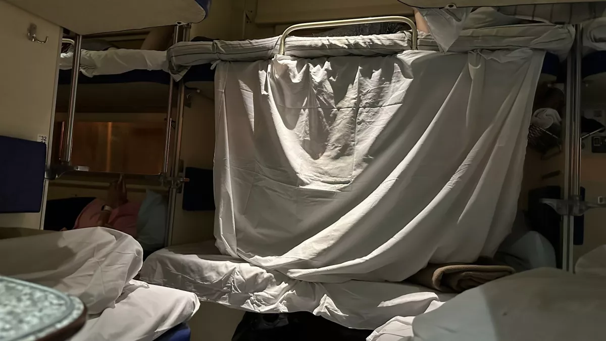 Людям делают хорошо, а они все ломают: куда из поездов пропали те самые шторки для приватности