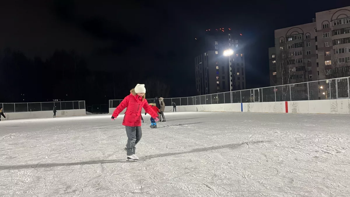 В Кирове начали заливать новый каток