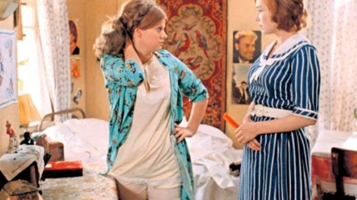 Зачем женщины в СССР носили комбинации под платьями и почему их не носят сейчас? Все просто