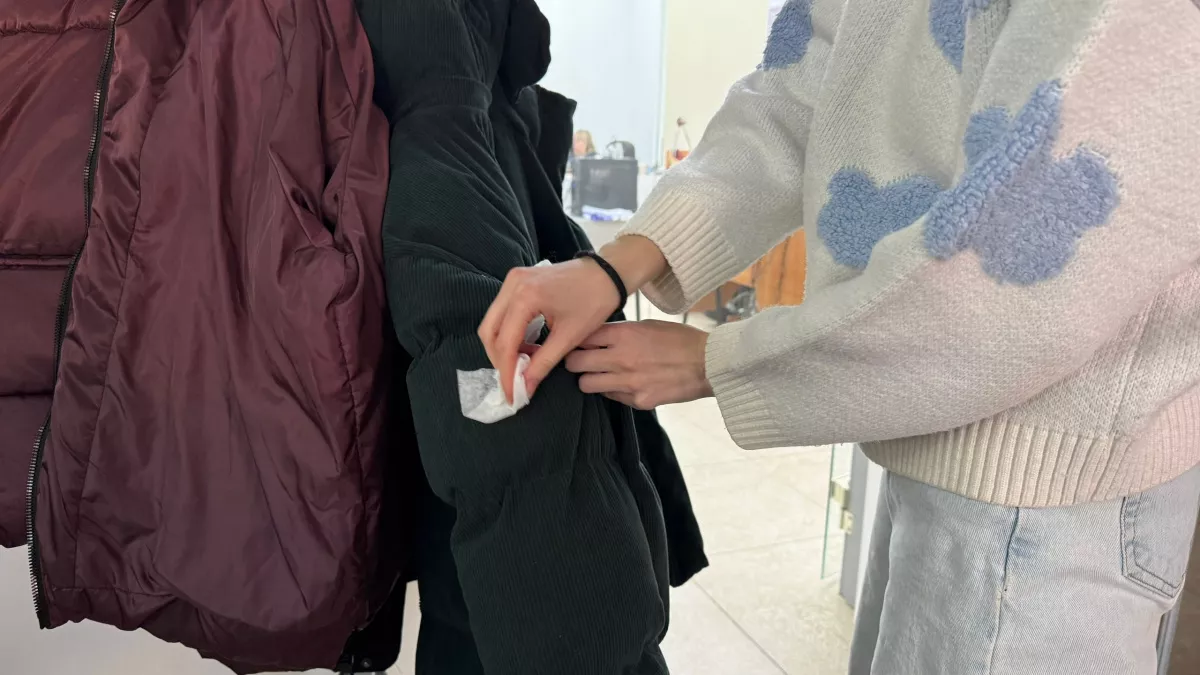 Как почистить воротник и манжеты пуховика без стирки: быстрый лайфхак - работает за 5 минут