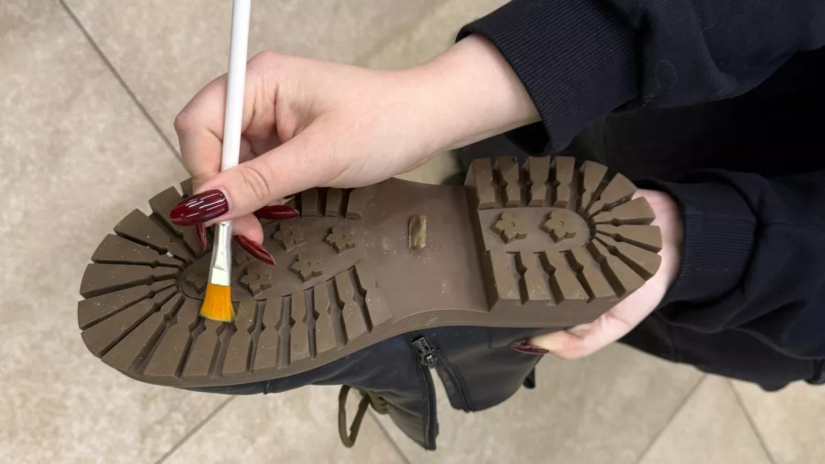 Кисточка и флакон клея: вот как превратить любую обувь в противоскользящую за 5 минут