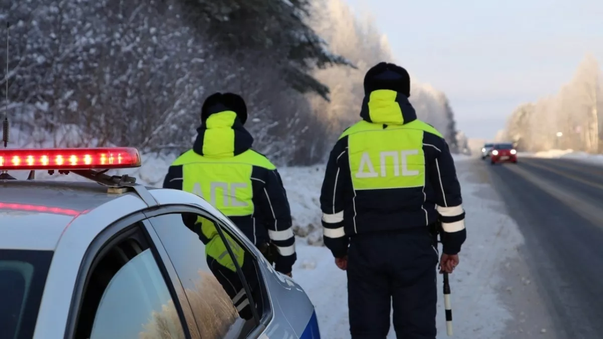 Инспектор ГАИ тормозит под знаком "Остановка запрещена" - как должен поступить водитель