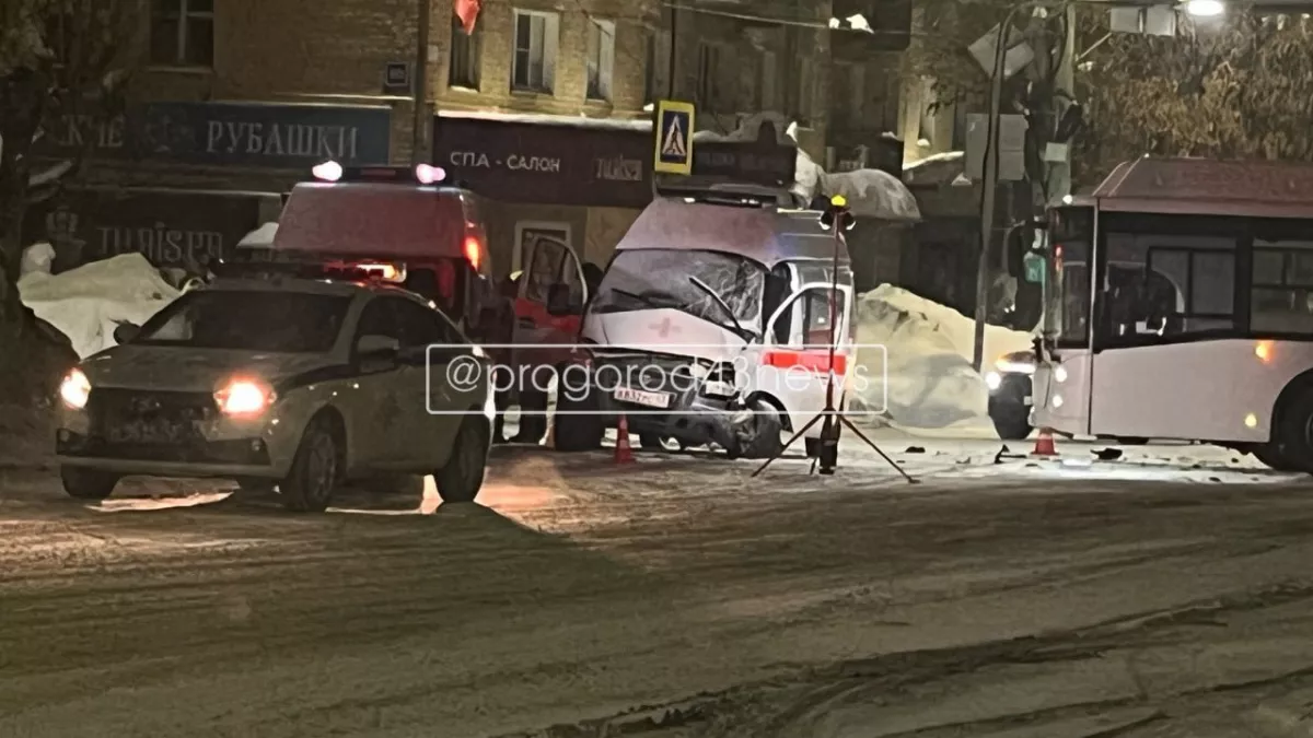 В Кирове автобус протаранил машину скорой помощи: есть  пострадавшие