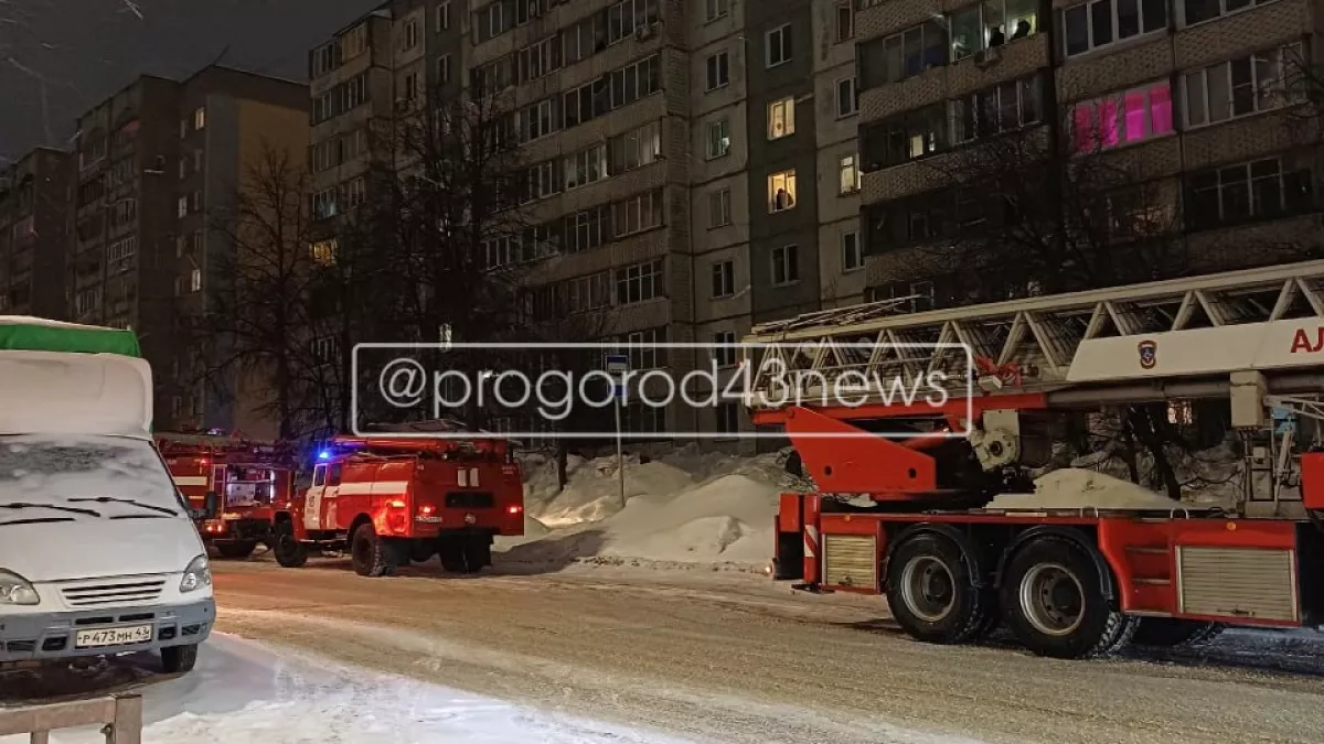 Из горящего дома на улице Волкова в Кирове спасли пять человек