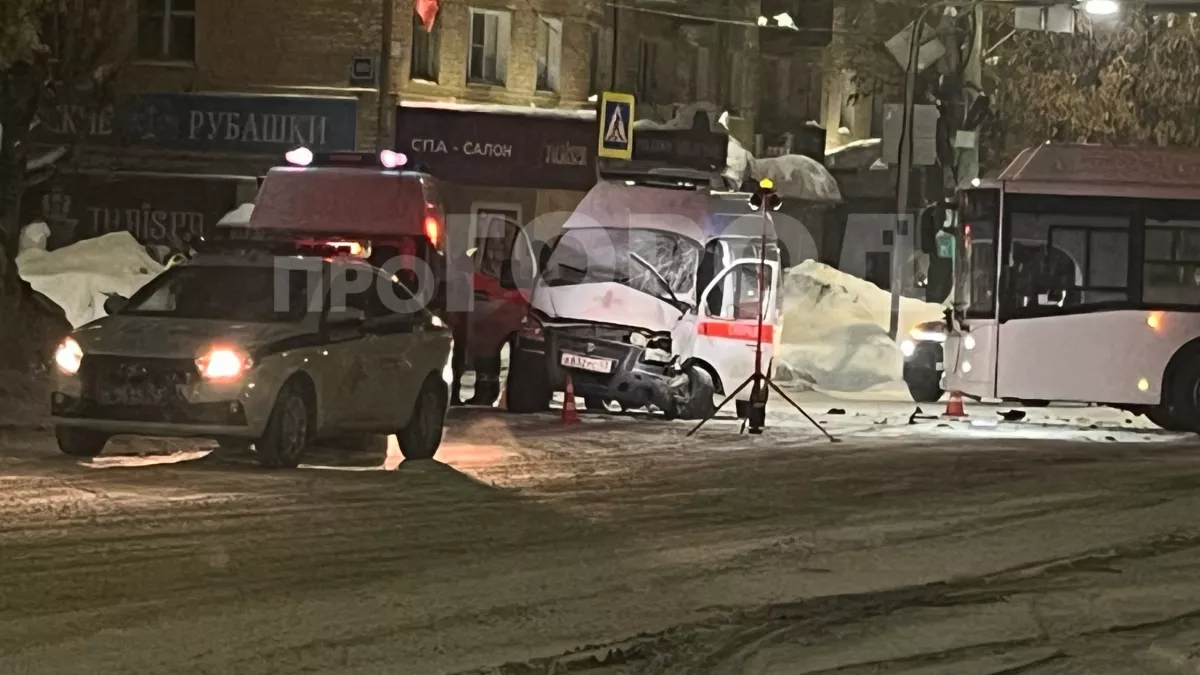 "Водитель скорой включил сирену только после аварии": кировчане о резонансном ДТП на Октябрьском проспекте 