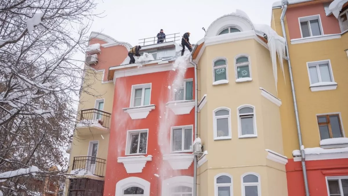 В Кирове за неделю очистили крыши 29 домов благодаря жалобам в интернете