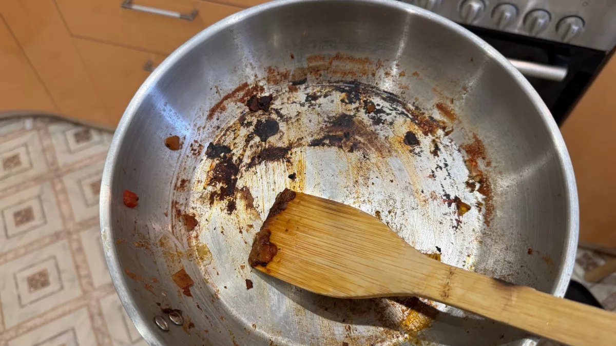 2 стакана на 100-летнюю сковороду - и она снова как новенькая: без усилий прощаемся с закаменелым нагаром