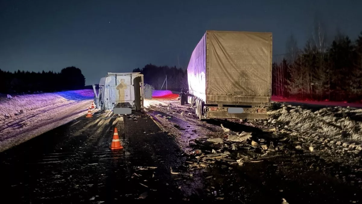 Вырванная кабина и двое раненых: в пригороде Кирова жестко столкнулись две фуры