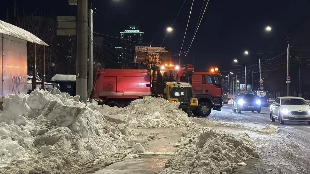 Дорожники начали спасать центральные улицы Кирова от весеннего потопа