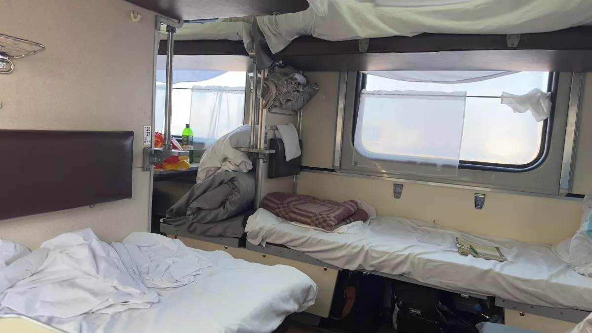 «Не сдал из принципа»: когда в поезде стоит отнести белье проводнику, а когда — оставить на полке