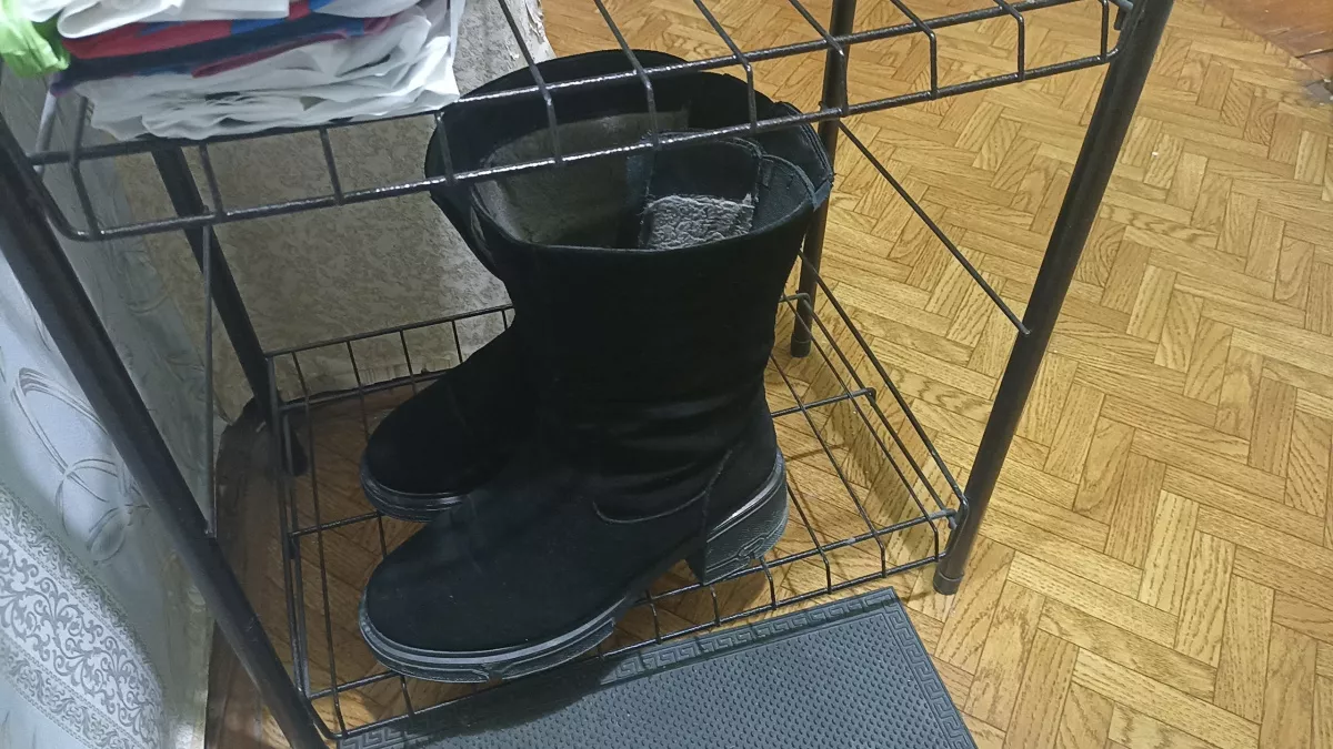 Никогда не оставляйте обувь за порогом: старая примета, которую игнорируют зря