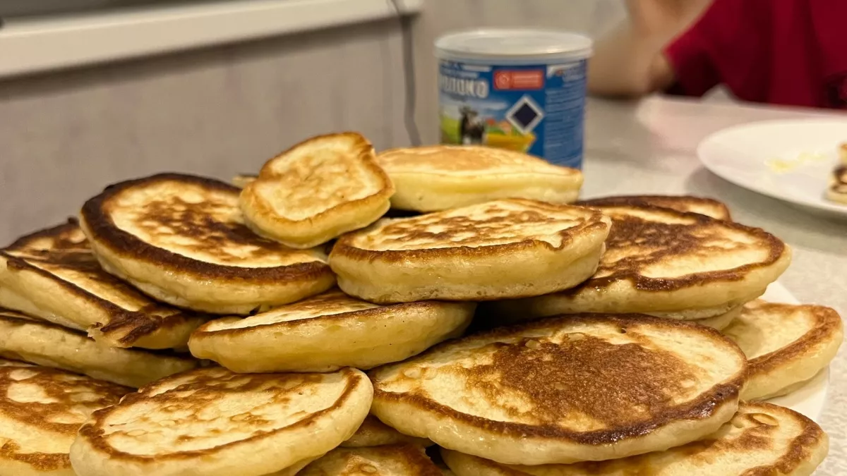 Балую семью на завтрак пышными оладьями: 3 добавки для пухового теста - золотые оладушки "растут" сами на сковороде