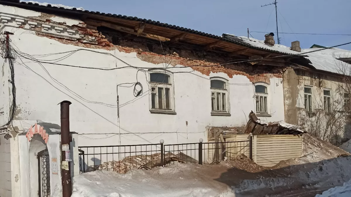 В Котельниче начал разваливаться жилой дом 1927 года постройки