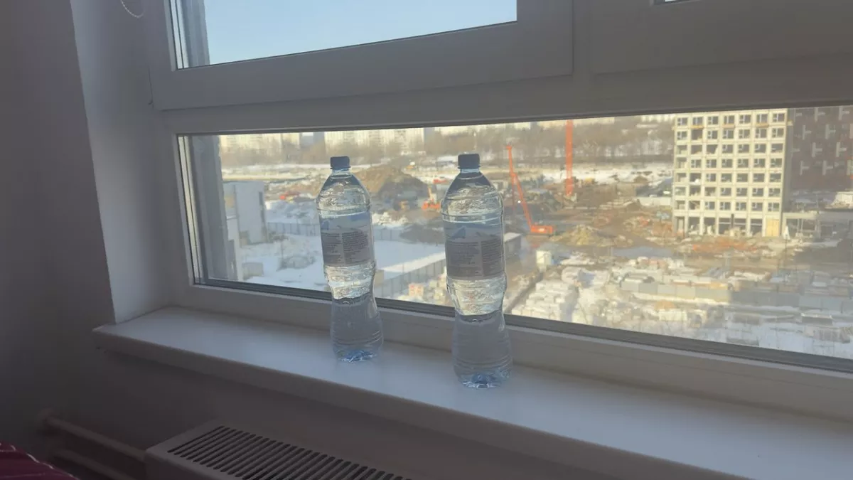 Ставлю бутылку с водой на подоконник — квартира всегда теплая, а батареи можно выключить