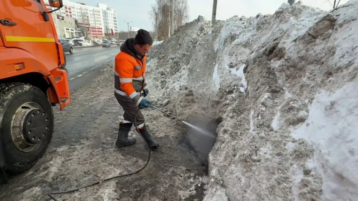 В Кирове начали вскрывать и прогревать трубы, чтобы спасти улицы от потоков воды